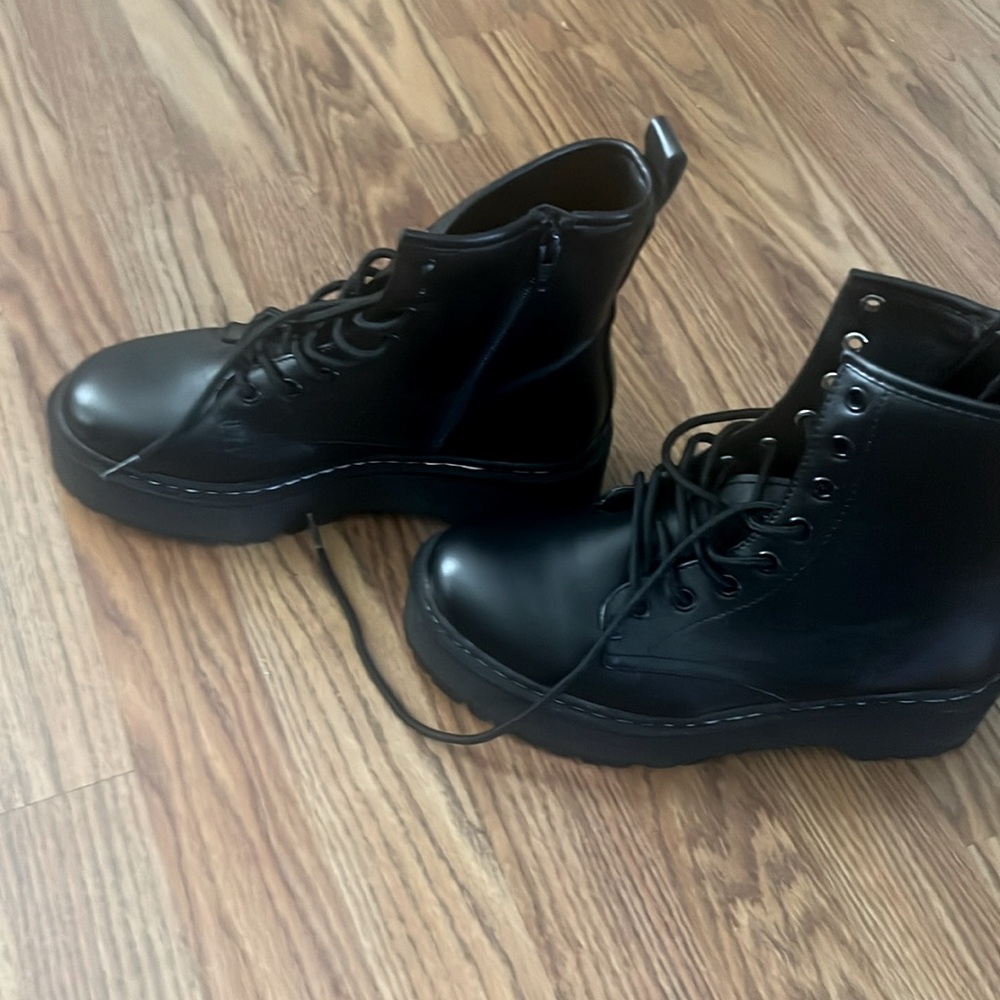 Black combat boots only wore twice. Still looks new